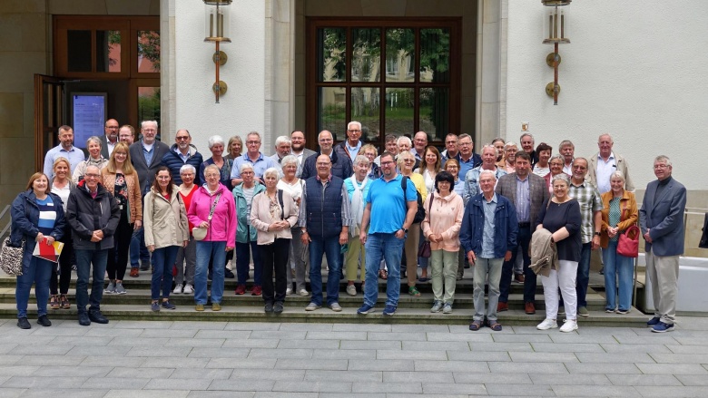 Gruppenfoto vor dem Landeshaus