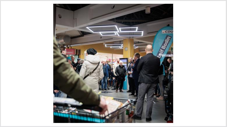 Interessierte Bürger am Wahlkampfstand