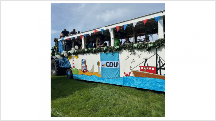 Gute Stimmung auf dem CDU-Festwagen